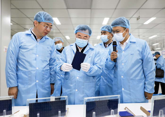 甘肃省委书记、省人大常委会主任胡昌升一行光临月搏集团光伏酒泉工厂调研领导工作